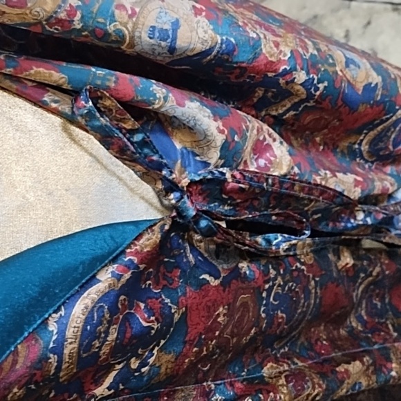 Vintage Elegant Print Satin Robe with Rich Dark Teal Green Accents - Picture 3 of 9